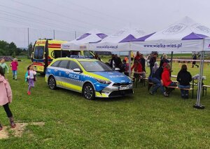 oznakowany radiowóz obok namiotów na pikniku