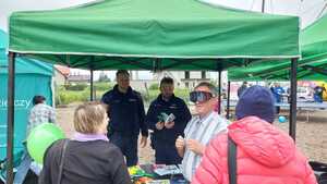 dwóch umundurowanych policjantów na stoisku policyjnym