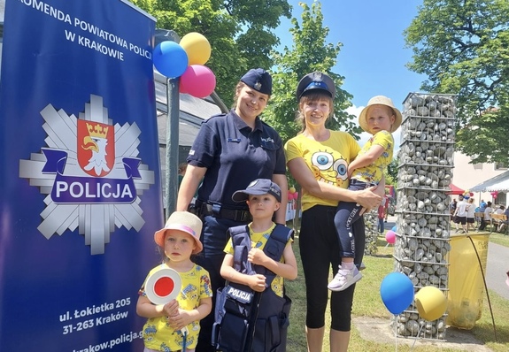 umundurowana policjantka, kobieta i troje dzieci