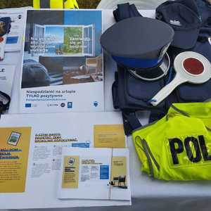 ulotki informacyjne policji i policyjne gadźety