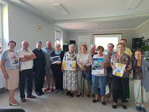 umundurowana policjantka z seniorami