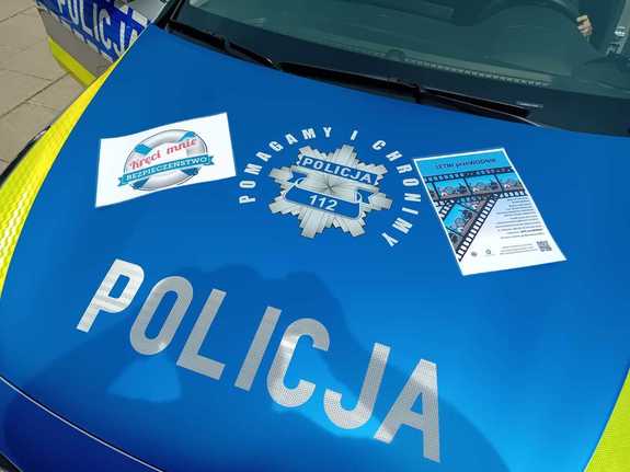 maska oznakowanego radiozowu a na niej ulotki o bezpieczeństwie