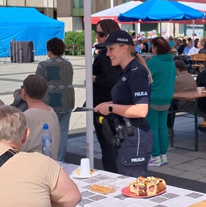 umundurowana policjantka rozmawia z seniorami