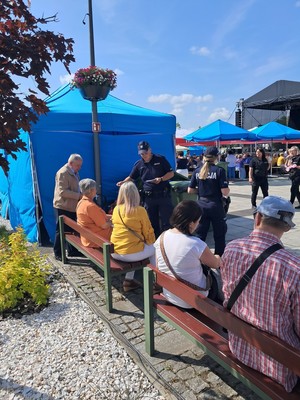 umundurowani policjanci rozdają ulotki seniorom