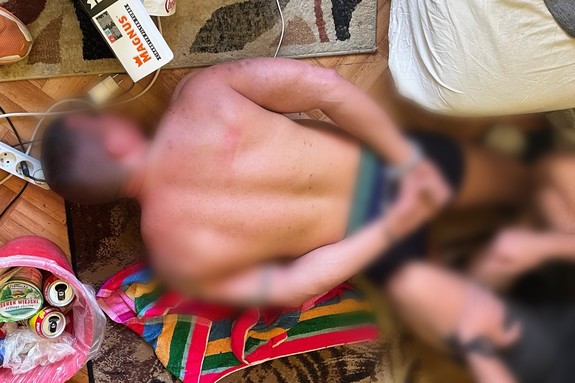 zatrzymany mężczyzna leżący na ziemi z rękami skutymi kajdankami