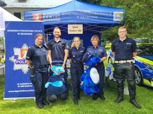 umundurowani policjanci przed namiotem