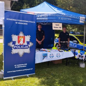 umundurowani policjanci pod namiotem