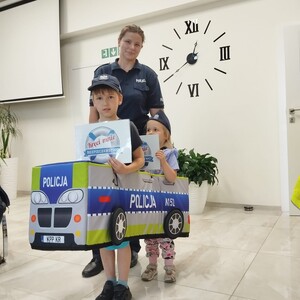 umundurowana policjantka z dziećmi podczas prelekcji