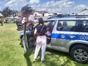 oznakowany radiowóz i siedzące w nim dzieci