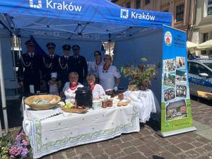 panie z koła gospodyń wiejskich z policjantami