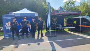 umundurowana policjantka wspólnie z funkcjonariuszami służby ochorny kolei