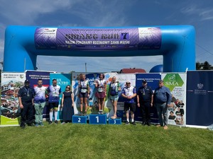 zwyciężczynie biegu na podium wspólnie z goścmi i organizatorami