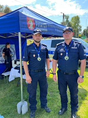 umundurowani policjnaci przed namiotem profilaktycznym