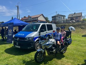 dwie dziewczynki siedzące na policyjnym motorze