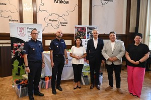 umunudrowani policjanci w starostwie podczas przekazania odblasków w ramach kampanii