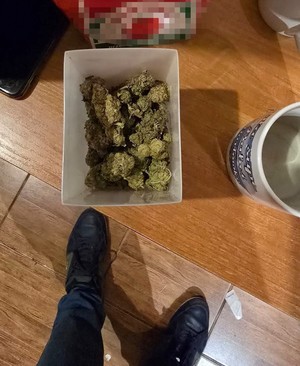 pudełko z zawartością suszu roślinnego