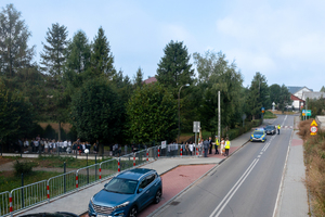 ulica, na której policjanci kontrolują kierowców i dzieci idące do szkoły