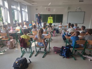 umundurowani policjanci podczas pogadanki w klasie przed dziećmi