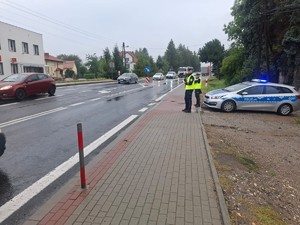 umundurowani policjanci ruchu drogowego kontrolujący pojazy