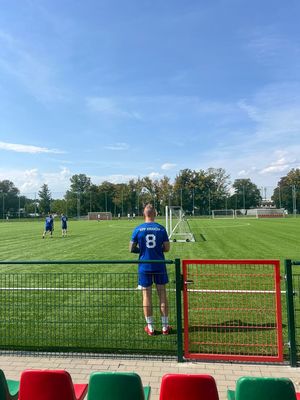 mężczyźni w strojach sportowych na boisku