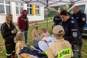 policjanci i odwiedzający stoisko