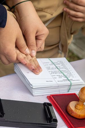 odbijanie linii papilanych na kartce