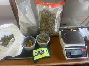 worki i pojemniki z suszem roślinnym i waga