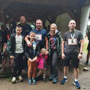 uczesnicy biegu z umundurowanym policjantem