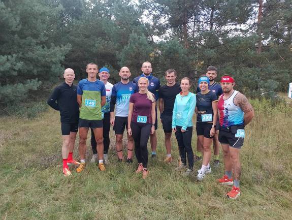 uczestnicy biegu w strojach sportowych