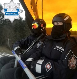 umundurowani policjanci na wyciągu - patrol narciarski