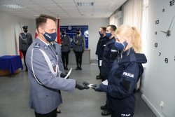 wręczenie legitymacji policjantce przy uroczystosci ślubowania przez komendanta