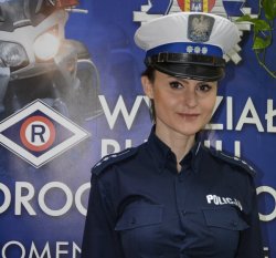 policjantka ruchu drogowego przy banerze