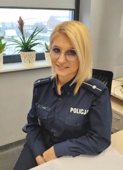 umundurowana policjantka siedząca przy biurku