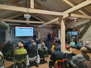 umundurowani policjanci przed nimi siedzą seniorzy podczas prezentacji