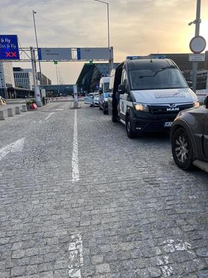 oznakowany radiowóz inspekcji transportu drogowego z tyłu radiowozy policyjne przed wjazdem na teren lotniska