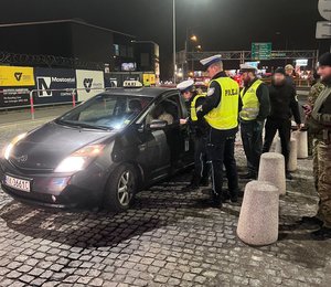 umundurowani policjanci i funkcjonariusze isnpekcji transportu drogowego podczas kontroli pojazdu