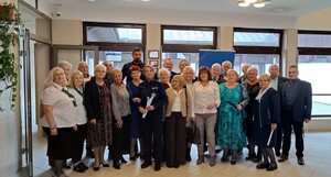 umundurowani policjanci na zdjęciu grupowym z seniorami