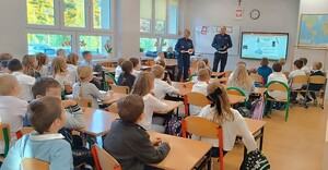 umundurowani policjanci na sali z dziećmi