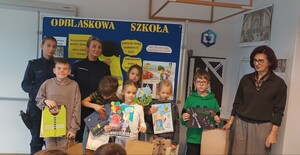 umundurowane policjantki na wspólnym zdjęciu z uczniami i nauczycielką