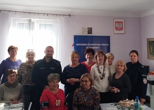 umundurowani policjanci na wspólnym zdjęciu z seniorami