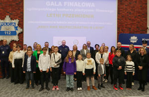 zdjęcie grupowe laureatów konkursu z policjantami