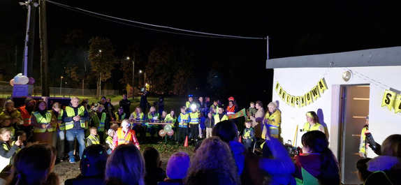 spotkanie dzieci i dorośli ubrani w odblaskowe elementy