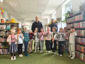 umundurowani dzielnicowi wraz z uczniami szkoły podstawowej