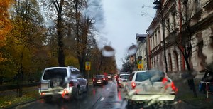 samochody na ulicy stojące w korku