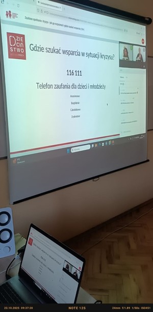 ekran z prezentacją hasło dzieciństwo bez przemocy