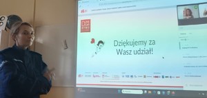umundurowana policjantka przed ekranem z prezentacją
