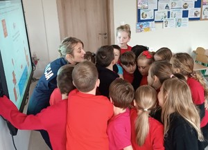 umundurowana policjantka w otoczeniu dzieci