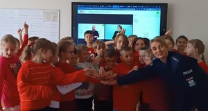 umundurowana policjantka wraz z dziećmi