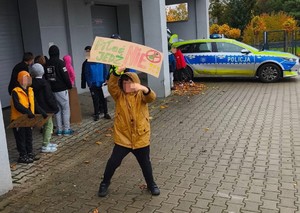 chłopiec trzymający plakat piłeś nie jedź