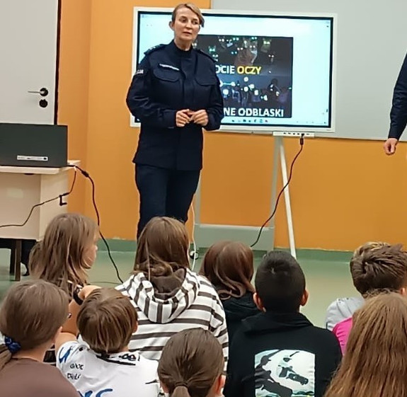 umundurowana policjantka przed dziećmi